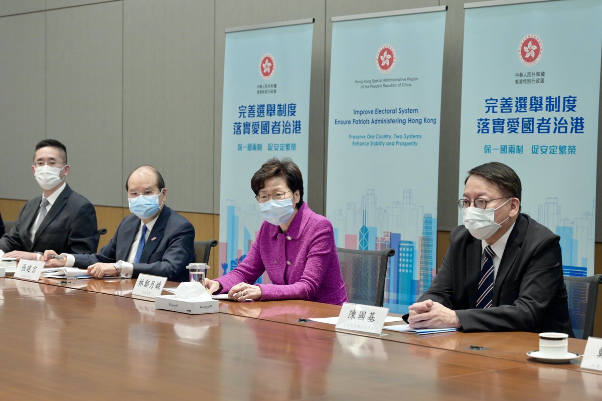 回應提問:   林鄭月娥（右二）和張建宗（左二）與部分全國性團體的港人代表會面，並回答與會者對完善選舉制度的提問。