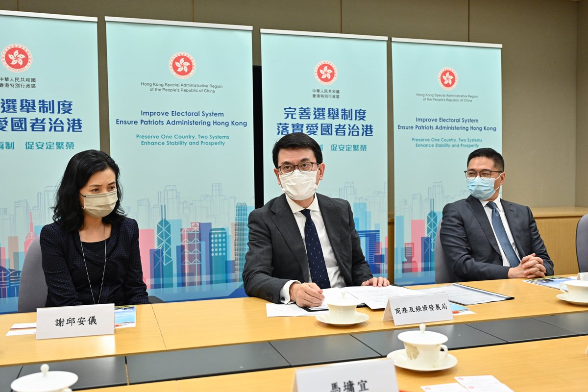 保持繁榮:  邱騰華（中）向批發及零售界代表重申完善選舉制度的必要性、迫切性，以及對創造穩定營商環境和確保香港繁榮穩定的重要性。