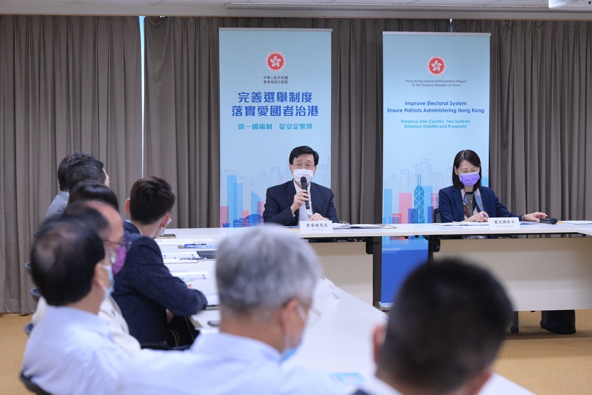 促進民主:  李家超向元朗、油尖旺和黃大仙三區的地區組織代表指出，完善選舉制度進一步提升政治體制的廣泛代表性及均衡參與，體現社會整體利益，提升民主質量。