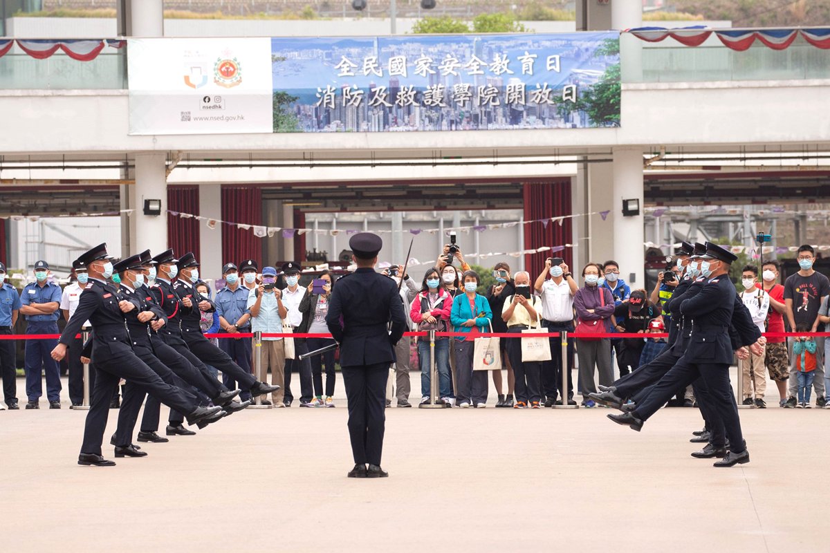 展現紀律:  為支持全民國家安全教育日，消防處在消防及救護學院舉行開放日，消防及救護人員表演中式步操。
