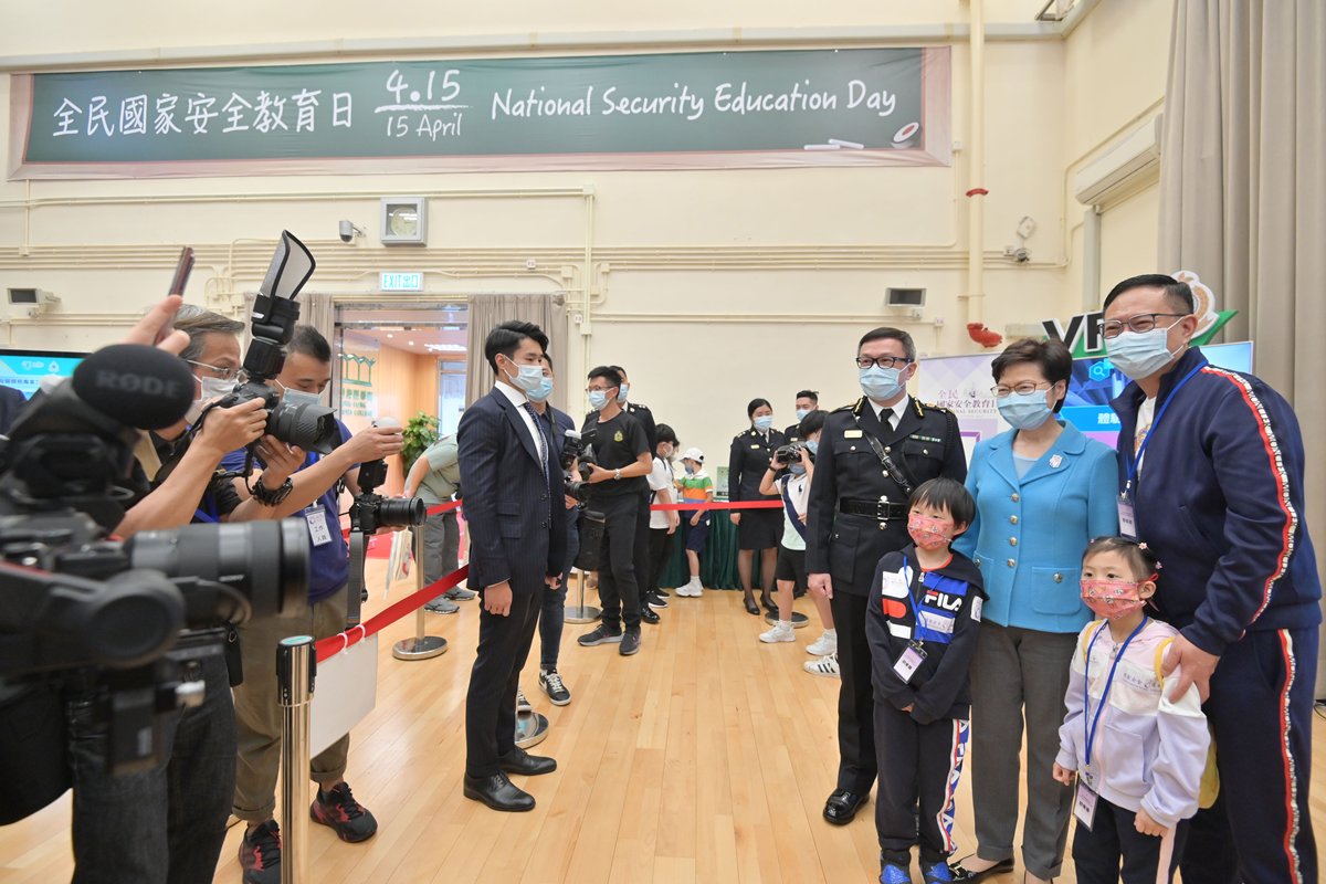 與民參與:  林鄭月娥（右三）在香港海關學院與參加開放日的市民合照。