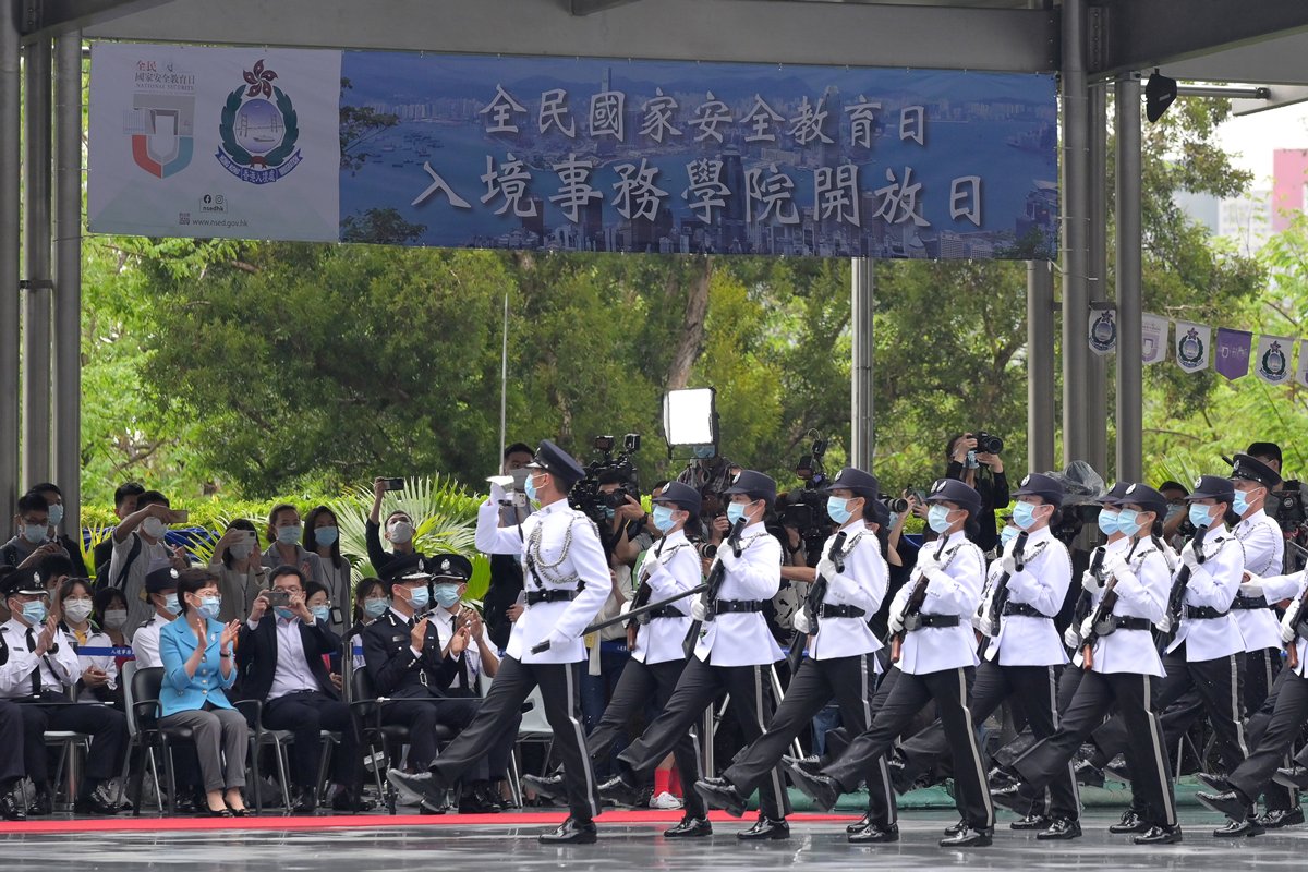 團隊精神:  林鄭月娥（前排左二）在入境事務學院觀賞步操表演。