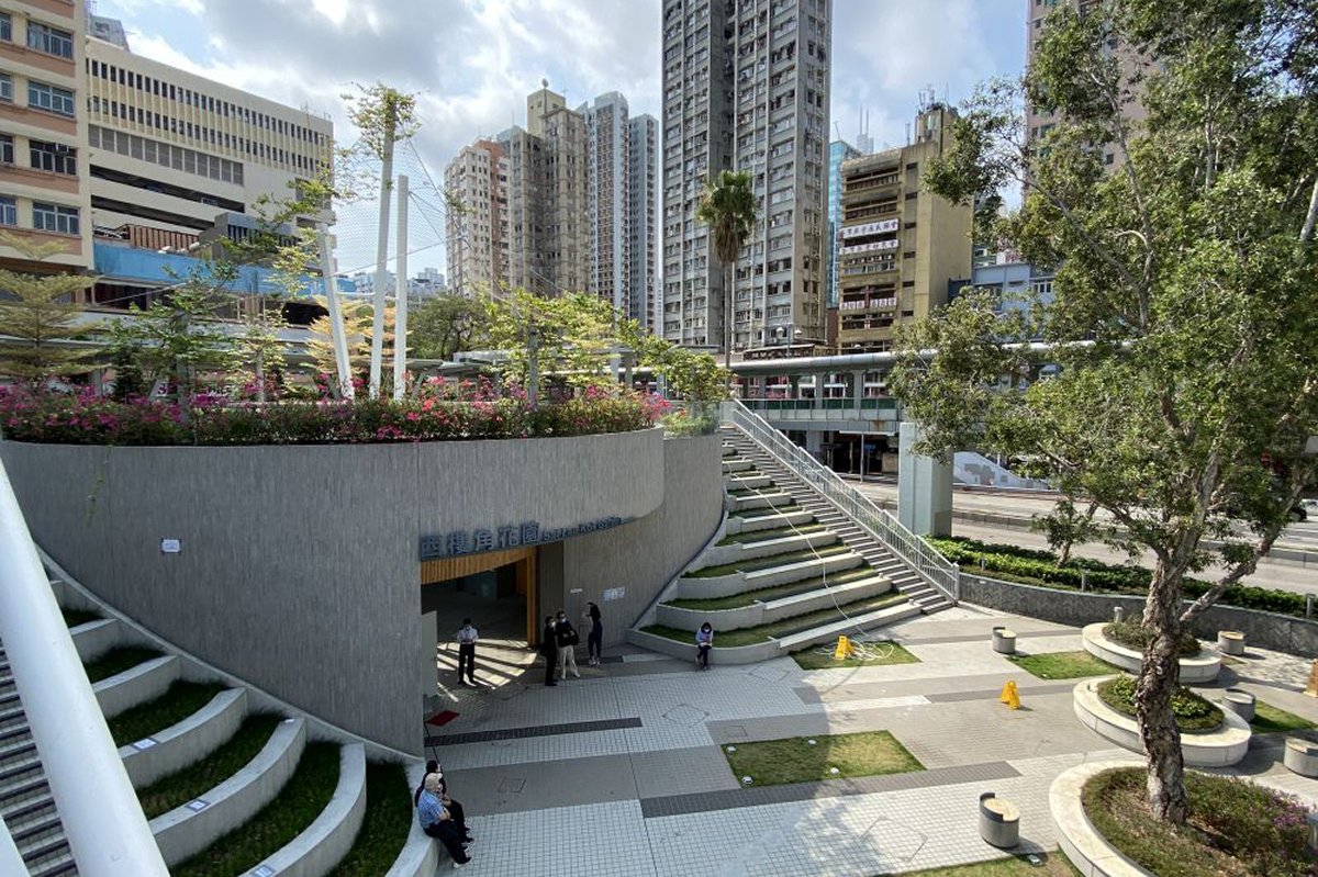鬧中取靜:  建築署以創新的設計重建荃灣區西樓角花園，把半個公園升高，藉平台花園連接行人天橋，讓途人注意到這個秘密花園。