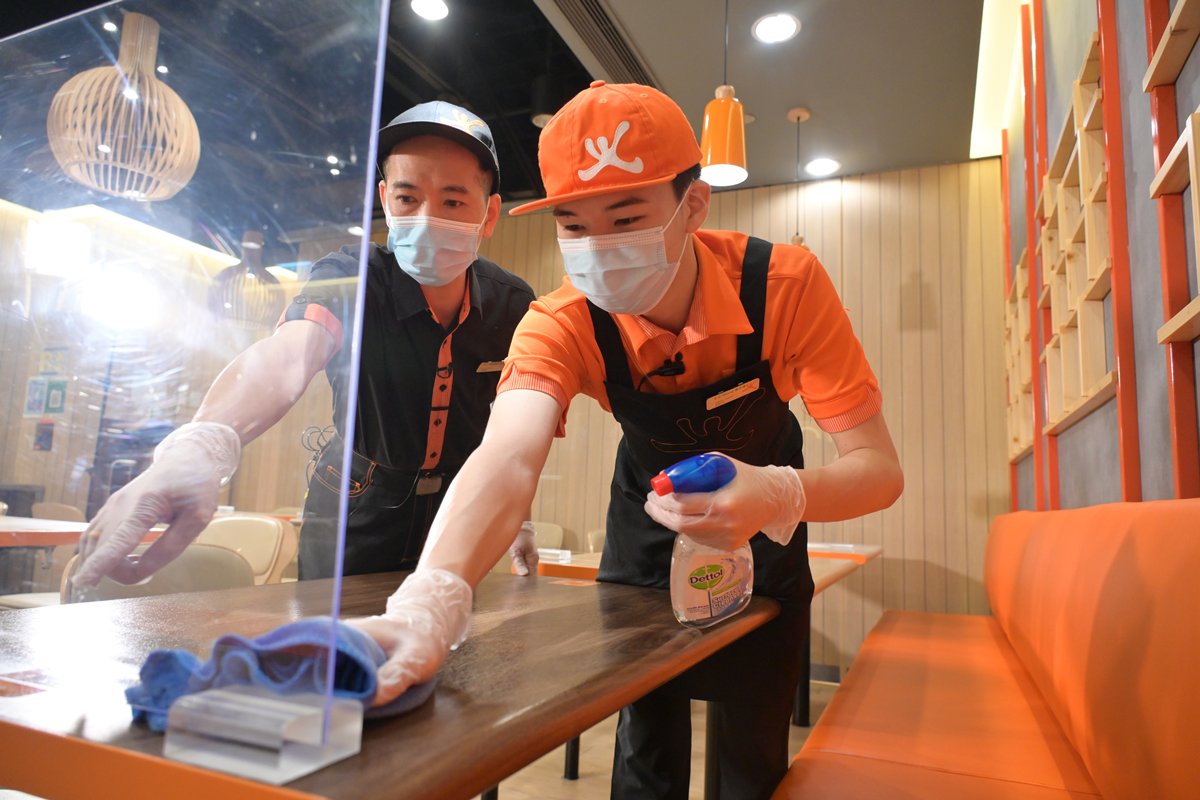 行業新知:  王偉良（左）透過學習活動，認識餐飲業最新防疫產品。