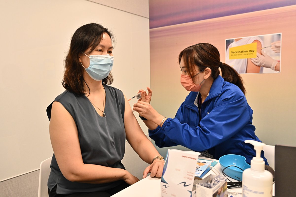 保護自己:  政府外展隊到安永的香港辦事處為企業職員接種復必泰疫苗。
