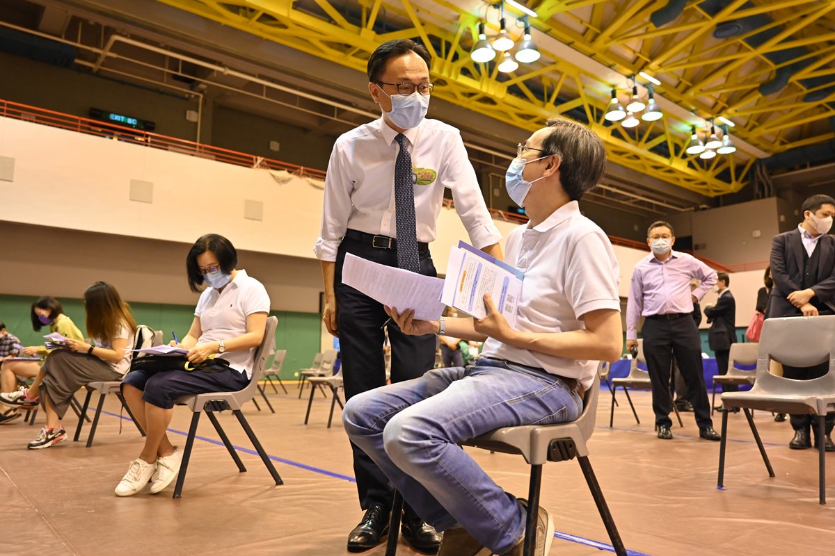 響應呼籲:  聶德權（左）在科技大學視察師生接種2019冠狀病毒病疫苗情況。