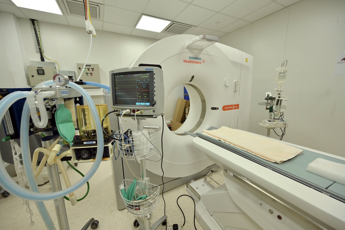 善用科技:  中心配備先進的影像診斷和治療設備，包括磁力共振掃描、內窺鏡檢查等儀器。