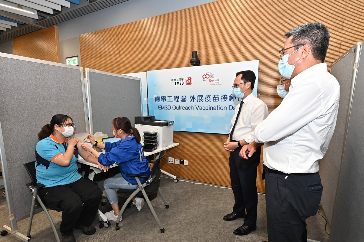 全城起動:  聶德權（左三）和黃偉綸（右一）到訪機電工程署總部，視察部門人員和承辦商員工接種復必泰疫苗的情況。