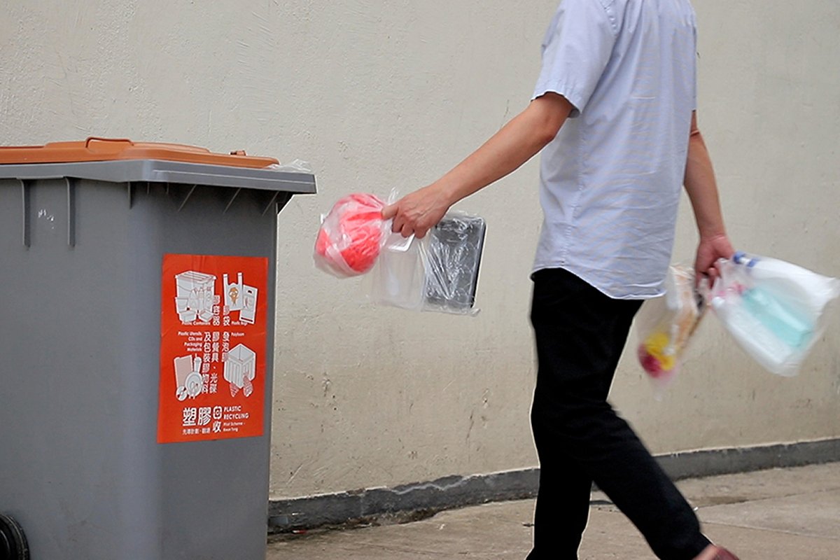 鮮明易認:  參與先導計劃的處所會擺放貼上橙啡色貼紙的廢膠回收桶，收集家居一般可回收廢膠。