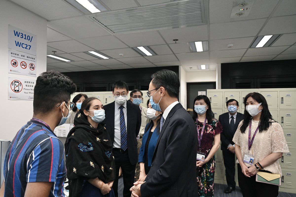 傳譯服務:  聶德權（右四）聽取兩位巴基斯坦裔助理員介紹中心的即時傳譯服務，以協助少數族裔人士完成人口普查問卷。