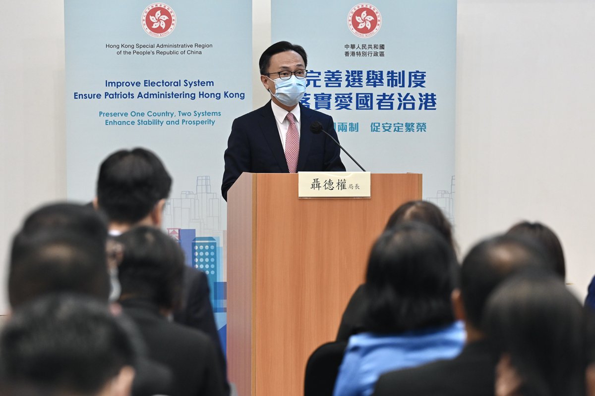 肩負重任:  聶德權在講座上致辭，指公務員肩負貫徹落實「一國兩制」和支持特區政府施政的責任，正確理解由國家《憲法》和《基本法》確立的憲制秩序至為重要。
