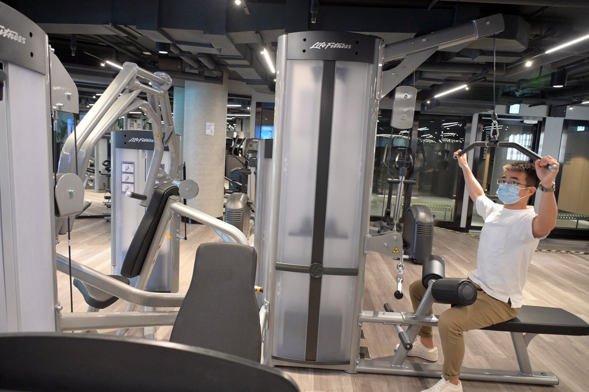 斗室生活:  姜琪認為創新斗室租金相宜，與同事為鄰更有助適應香港的生活。其所住單位同層設有健身中心。