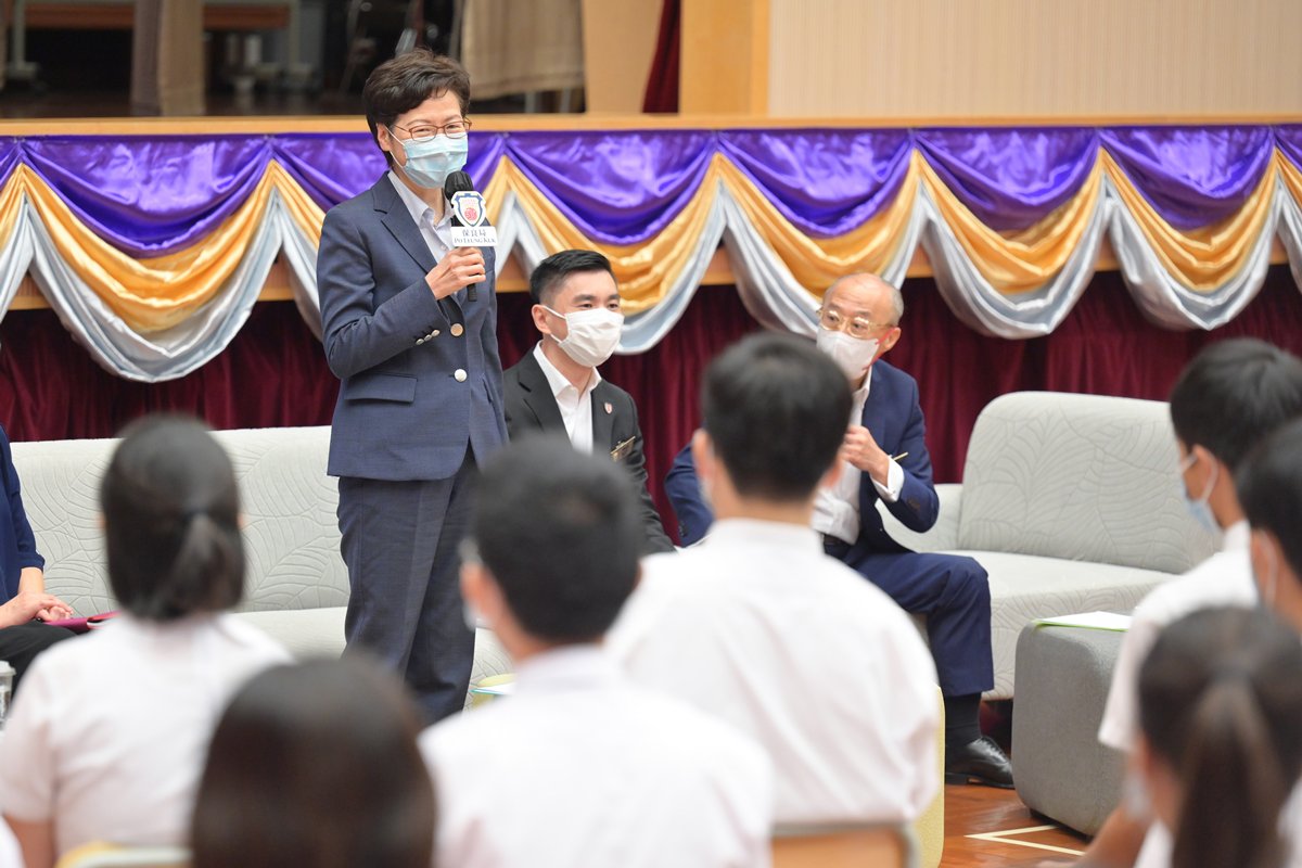 細心聆聽:  林鄭月娥與學生座談，聆聽他們對新一份施政報告的意見和建議。