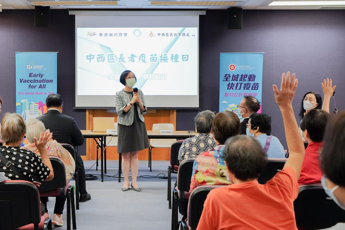 解答疑難:  陳肇始到訪位於香港中央圖書館的社區疫苗接種中心，視察長者接種新冠疫苗情況，其間與他們交流。