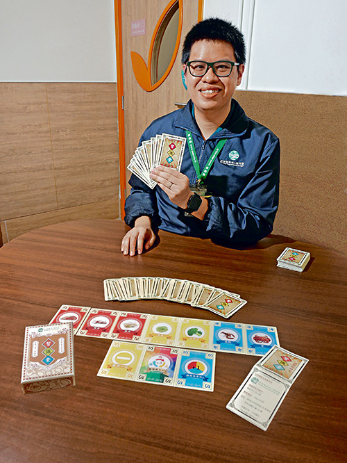 ▲香港耆康老人福利會一級職業治療師潘禧年指出，智「識」食紙牌遊戲(下圖)以復古風格設計，吸引長者參與。