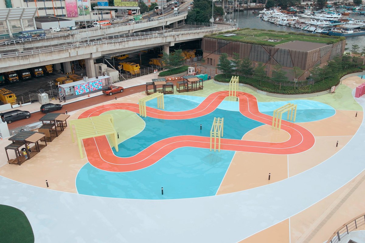 寫意空間:  東岸公園主題區第一期周六正式開放，入口位於中環灣仔繞道行車天橋下，建築師以窗戶為設計概念，把大小不一的窗框融入園內設施。