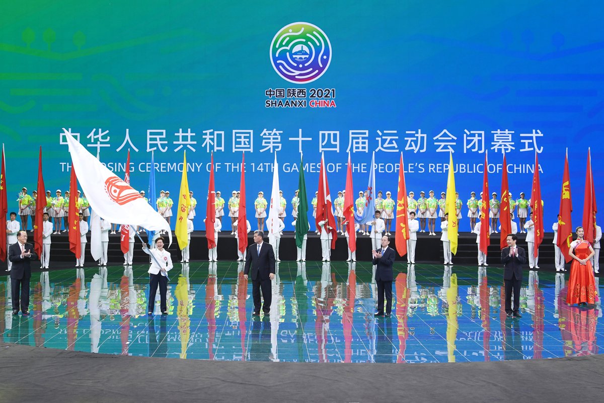 會旗交接:  林鄭月娥（左二）參與全國運動會會旗交接儀式。