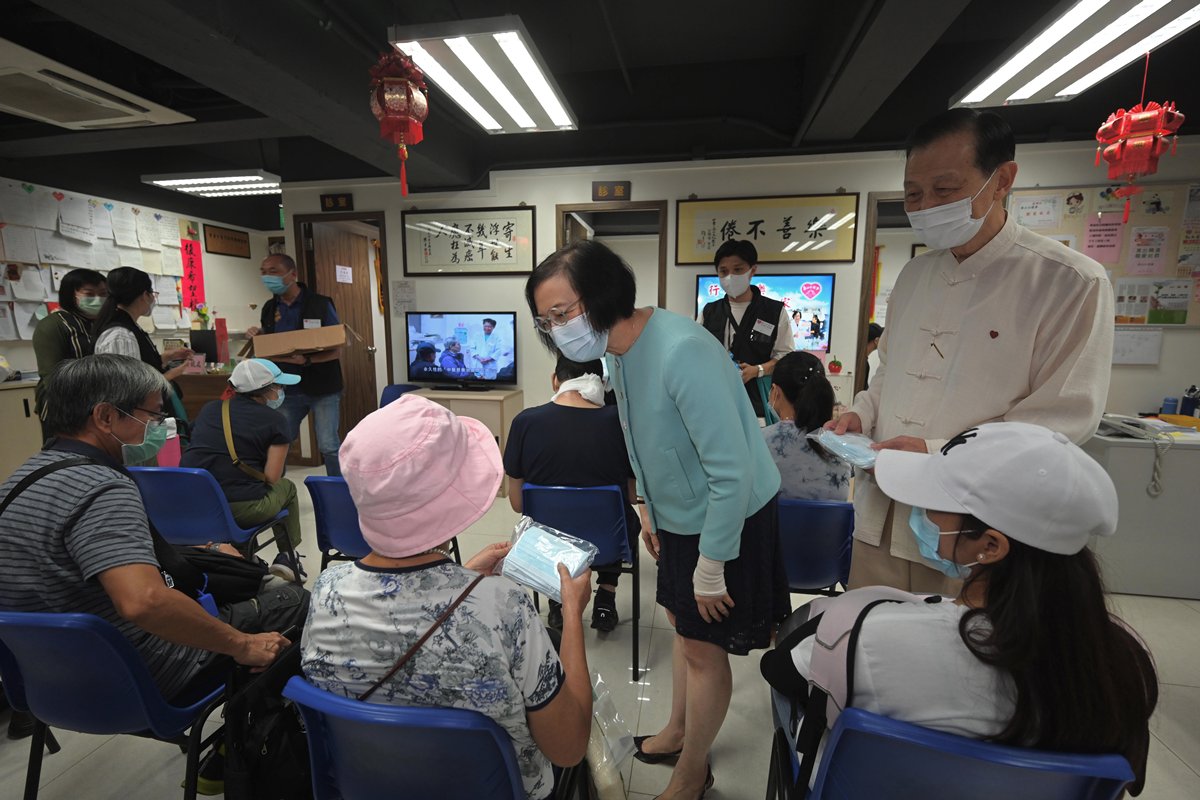 及早接種:  陳肇始（中）在分享會上鼓勵在場人士接種新冠疫苗。她指出，除非有禁忌症，長者、慢性病患者和癌症康復者都應接種疫苗，以獲得保護。