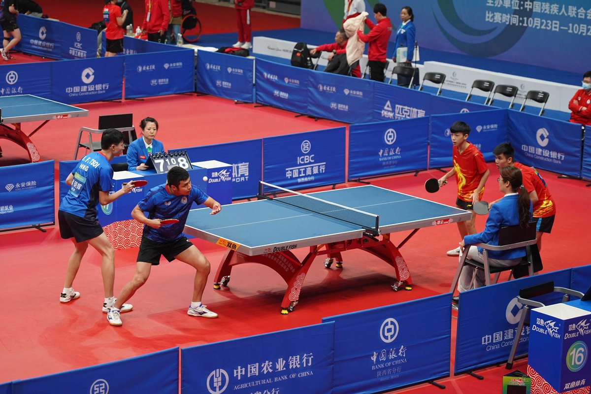 發揮水準:  蔡明輝（左一）和梁仲仁（左二）贏得乒乓球男子雙打TT11級項目銅牌。（香港殘疾人奧委會暨傷殘人士體育協會提供相片）