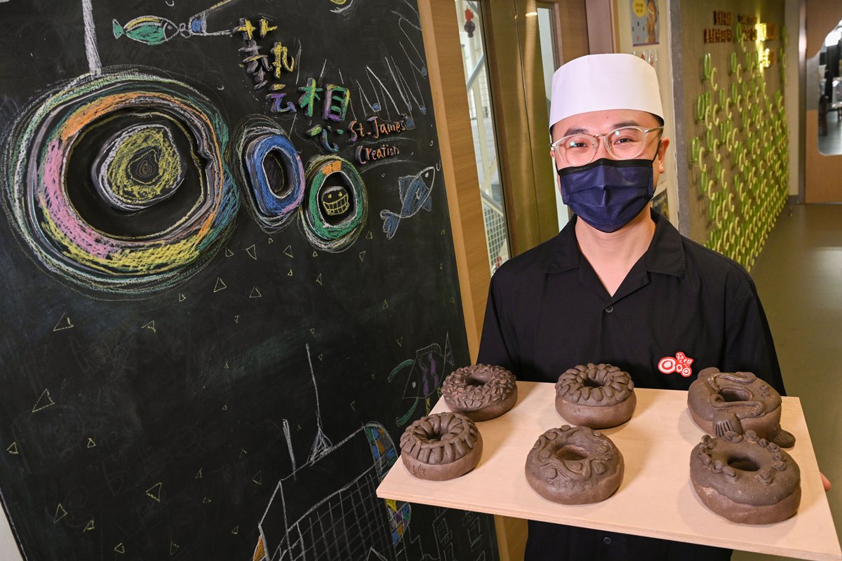 分享成果:  聖雅各福群會藝想藝術發展主任蘇醒朗表示，他們正與麵包店商討在店內展出以麵包製作為主題的陶藝作品，分享陶藝師傅仔的創作過程和成果。
