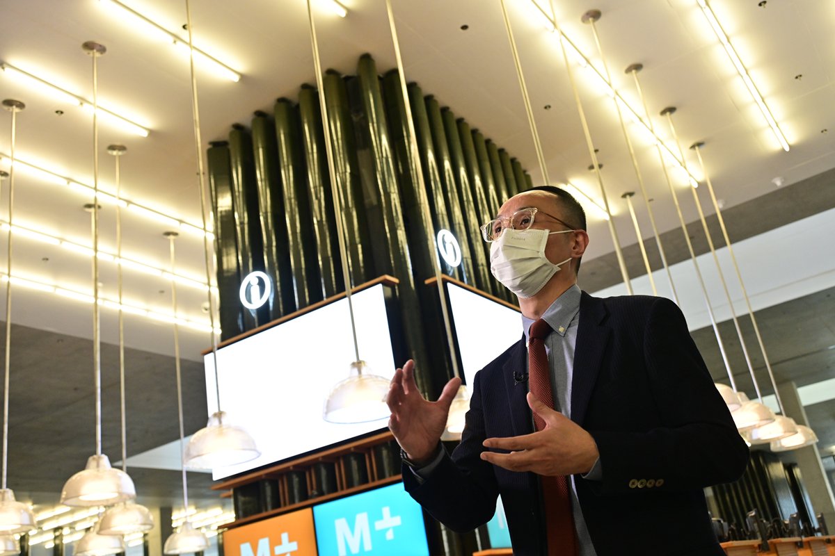 融入生活:  M+博物館建築管理主管吳智偉表示，除了33個展廳，M+並設戲院、餐廳和商店，讓藝術融入生活。