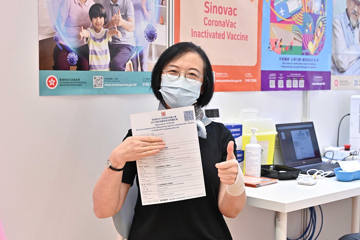 更加安心:  陳肇始在渣華道體育館社區疫苗接種中心完成接種第三劑科興疫苗。