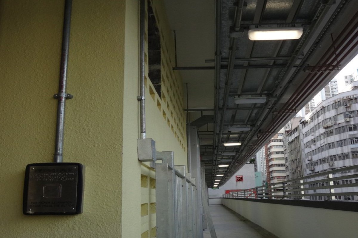 促進節能:  華廈邨電梯大堂的手動開關，可調高大堂、走廊和樓梯的照明度。