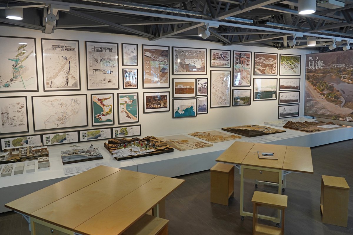 環保建築:  東涌社區聯絡中心設有專題展覽區，現時主題為「嶼南風土」，展示建築系學生以南大嶼再生保育為題的建築設計。