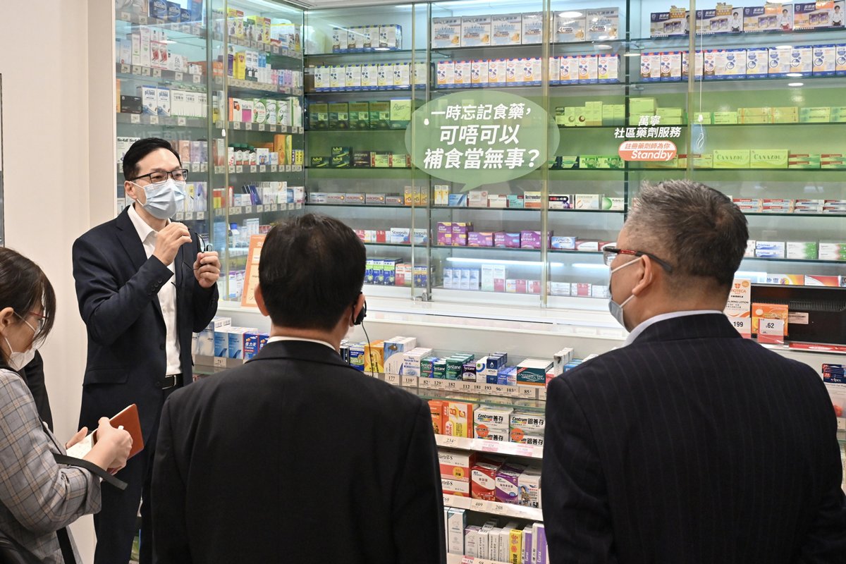 走進社區:  訪港內地疫情防控專家團在一間社區藥房了解零售藥物規管和退熱藥物的購買情況。