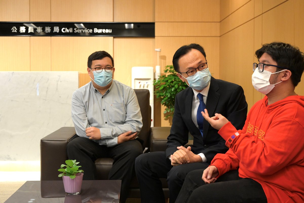 充實體驗:  聶德權（中）聆聽兩名展亮中心學生分享他們在公務員事務局實習的體驗和得着。