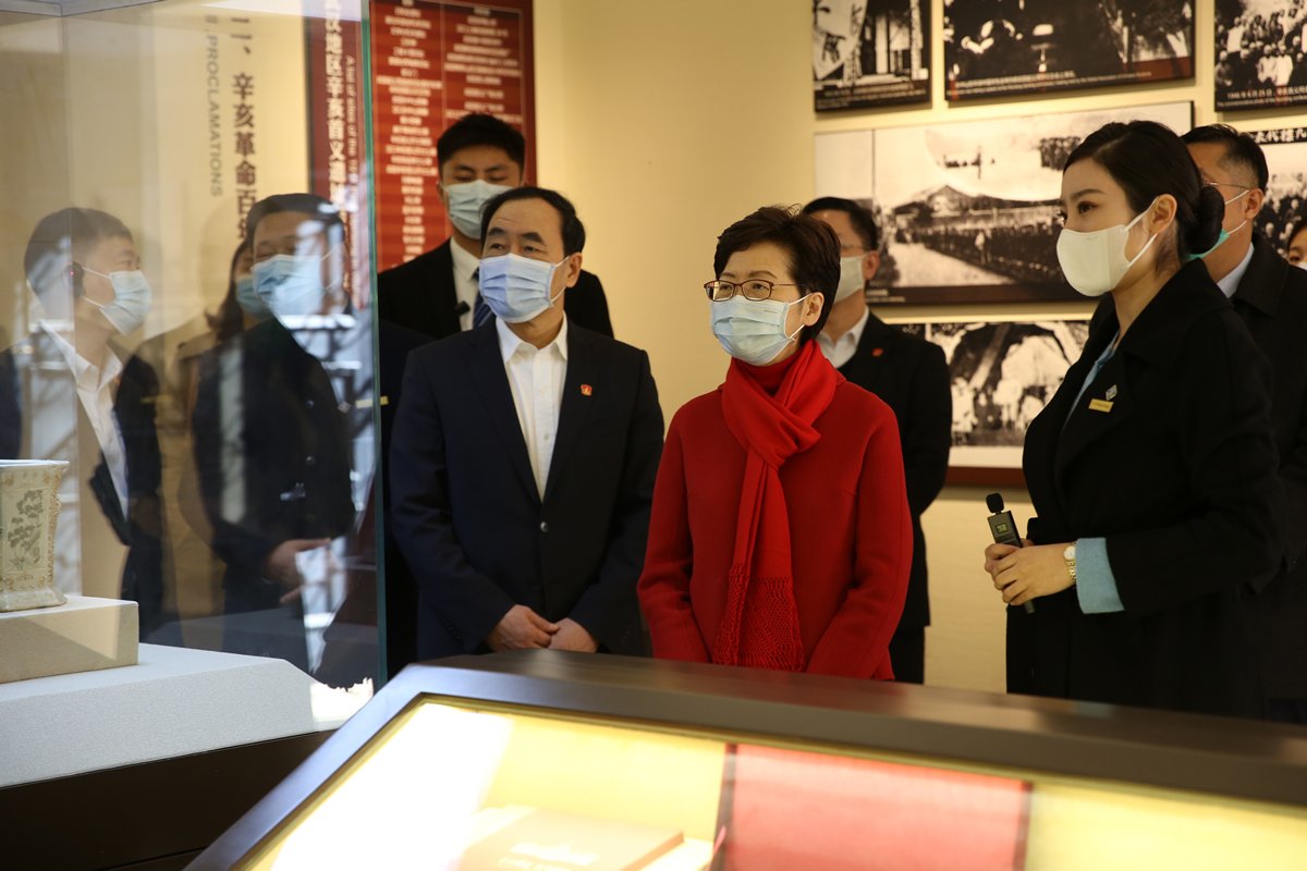 愛國教育:  林鄭月娥（前排中）觀賞辛亥革命武昌起義紀念館的展品。