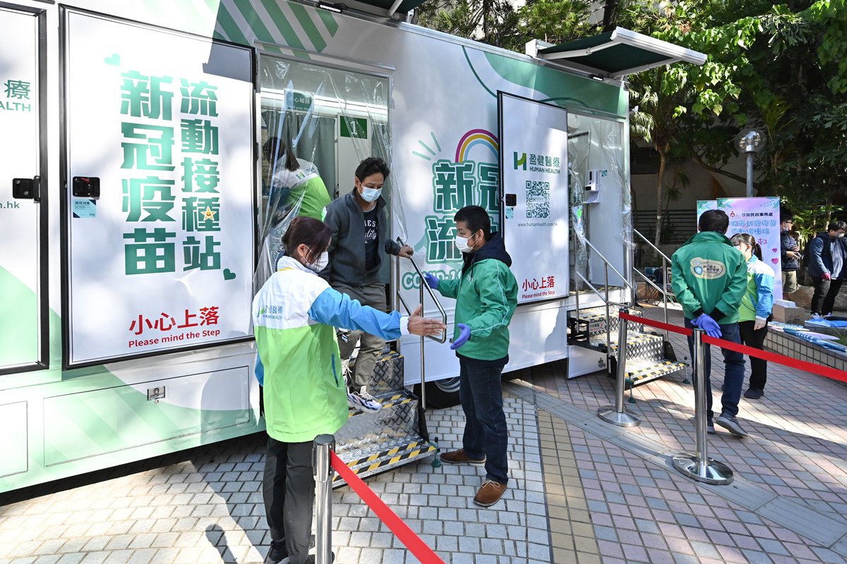 安排有序:  市民在流動車上完成接種疫苗後會獲安排到車外的休息區觀察。