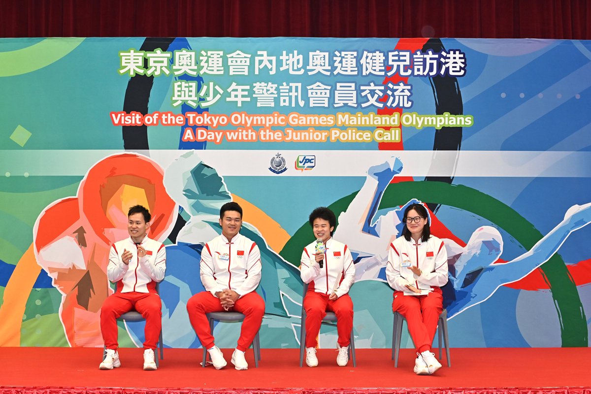 細訴苦樂:  謝思埸 (左一)、石智勇（左二）、侯志慧（右二）、湯慕涵與少年警訊會員分享運動員生涯點滴。