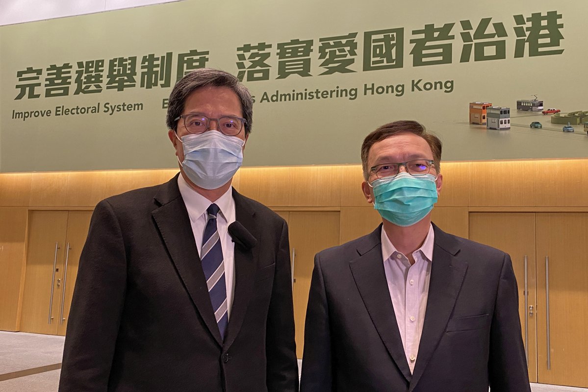 積極參與:  黃偉綸（左）呼籲選民在立法會選舉踴躍投票，選出愛國愛港、有心為市民服務的議員。