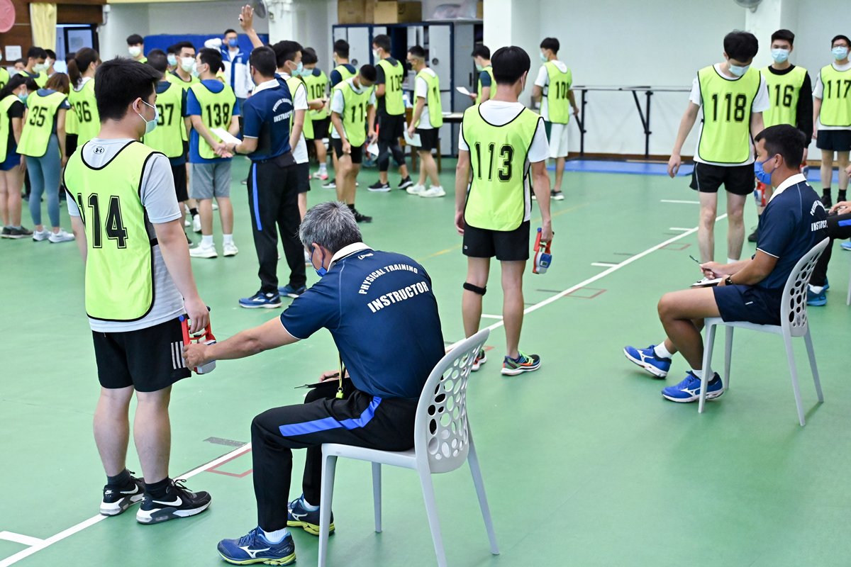 體能挑戰:  參加者在警隊招募日體驗手握肌力測試。
