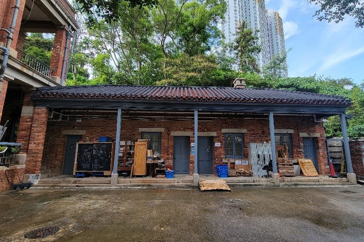 古老建築:  蒲窩青少年中心前身為香港仔警署，現為二級歷史建築。建築群四周有不少植物，加上靠近斜坡，通道狹窄，對保育工作而言是一項挑戰。