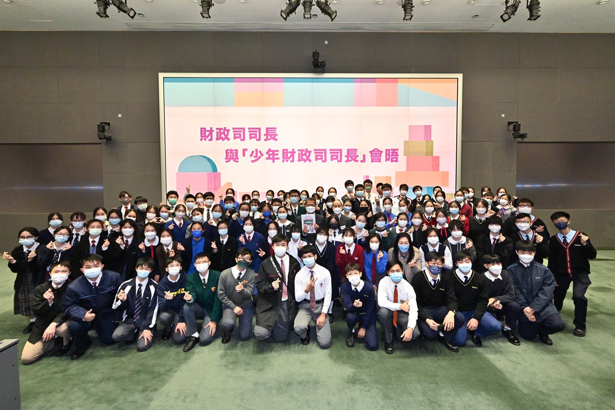收集民意:  陳茂波日前與中學生交流，聽取他們對公共資源運用和香港未來發展的看法。