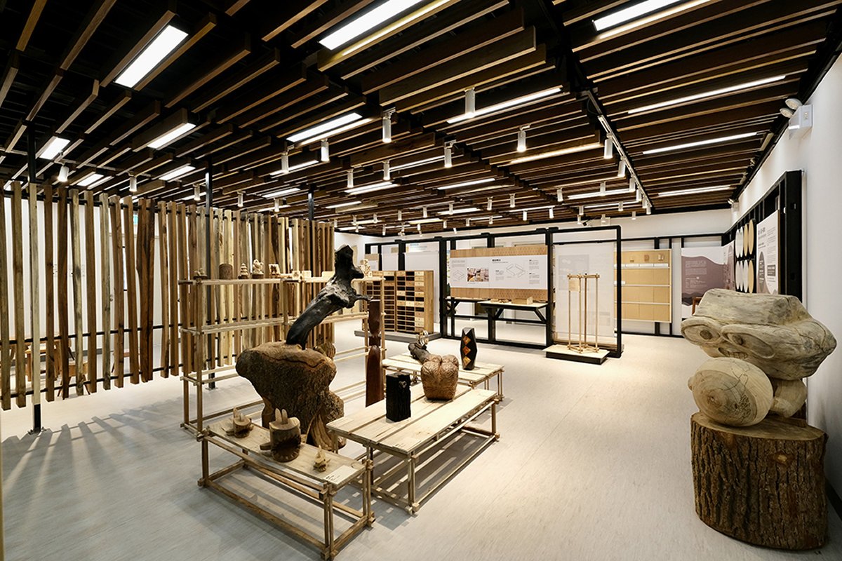 匠師木藝:  Y‧PARK [林‧區] 設有小展室，建築物由原址既有工地辦公室平房循環再生而成，體現環保效益。