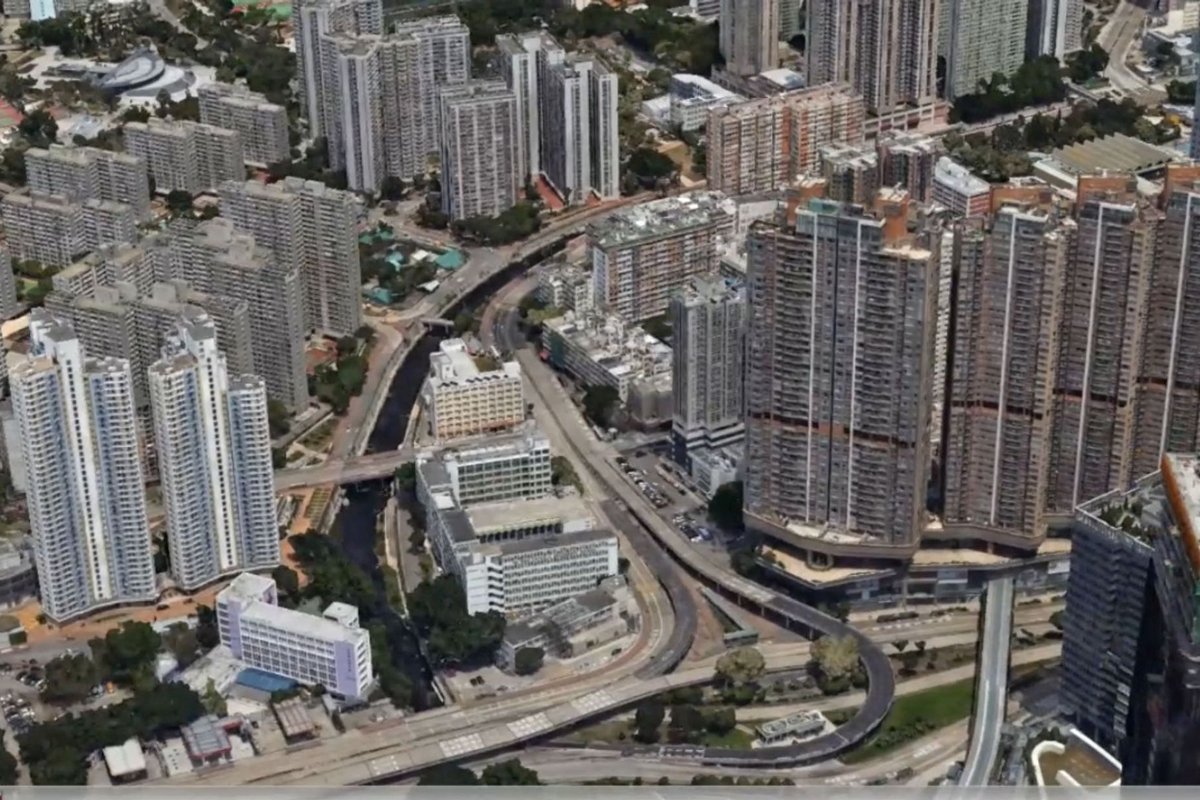 三維景觀:  可視化三維地圖從不同角度顯示地形、建築物和基礎設施外貌，仔細呈現香港城市景觀。