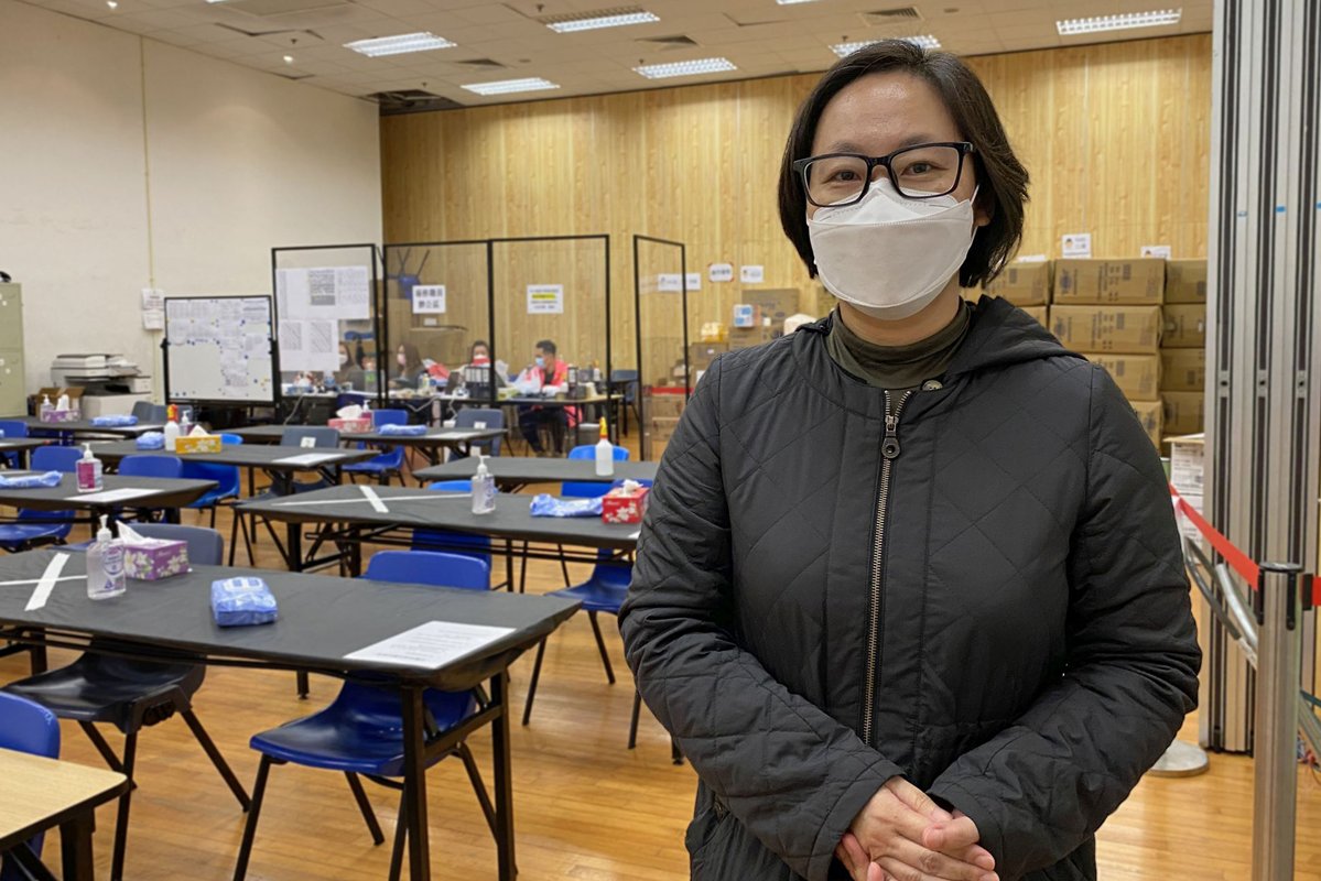 當仁不讓:  九龍樂善堂總幹事劉愛詩表示，機構三天內組成60人護理專隊，到暫託中心照顧初步確診和輕症長者。