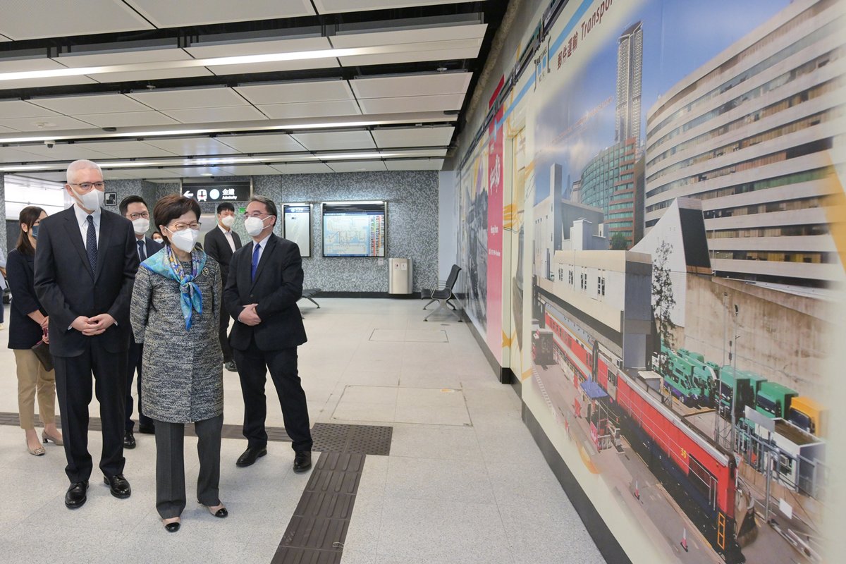 新車站:  林鄭月娥（前排中）參觀會展站月台。   