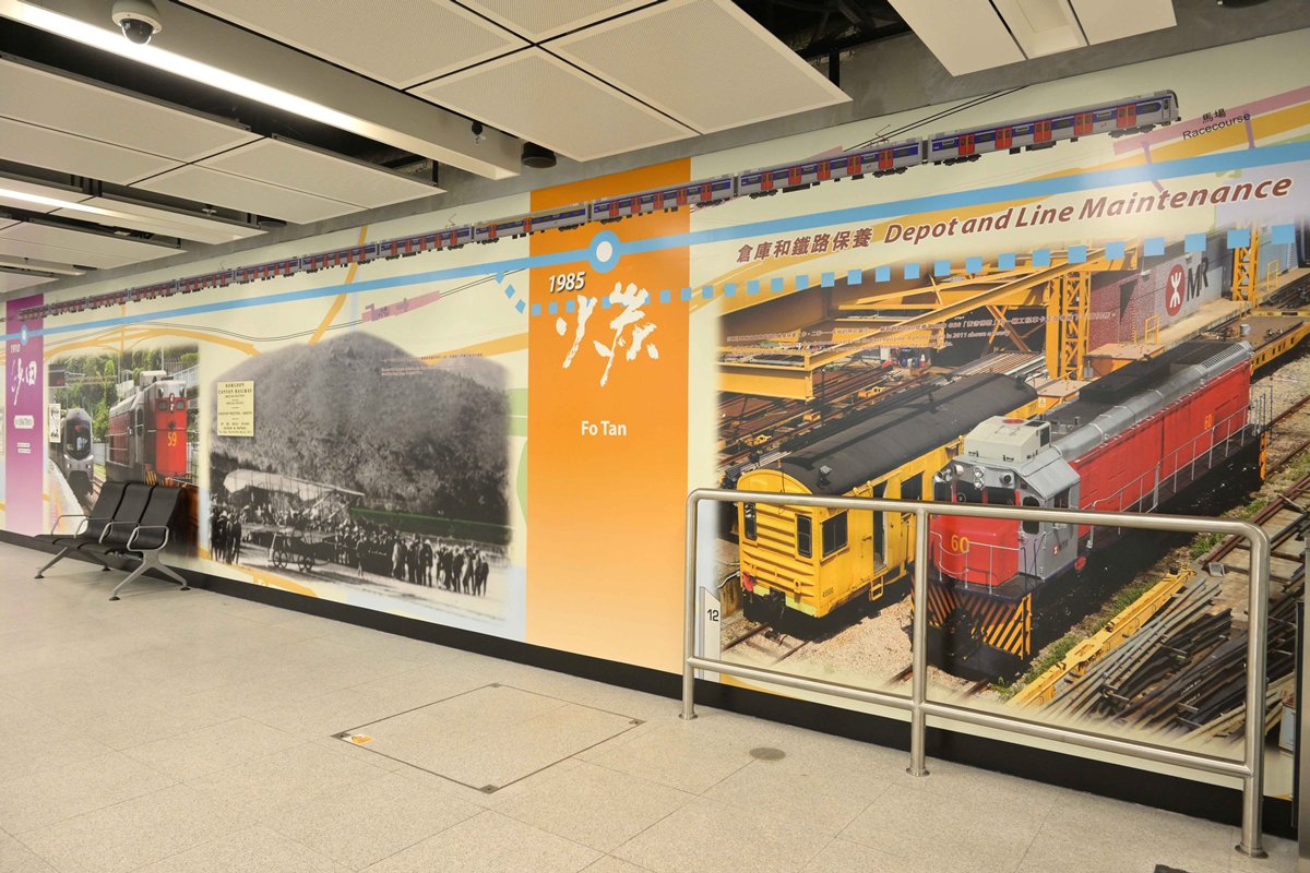 百年鐵路:  會展站展出的歷史圖片橫跨整個月台。