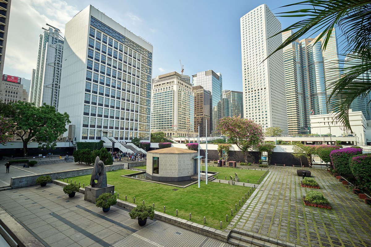 現代主義:  香港大會堂是罕有及重要的現代主義建築。大會堂紀念花園中央的12邊形紀念龕是紀念二次大戰中為保衞香港而犧牲的軍民。