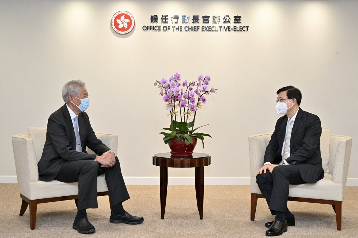 會晤:  李家超（右）與新加坡國務資政兼國家安全統籌部長張志賢會面。
