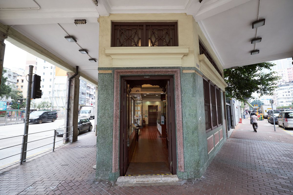 歷史悠久:  雷生春店鋪正門以水磨石外牆裝飾，上方設有木窗連鐵柵，至今仍保存良好。