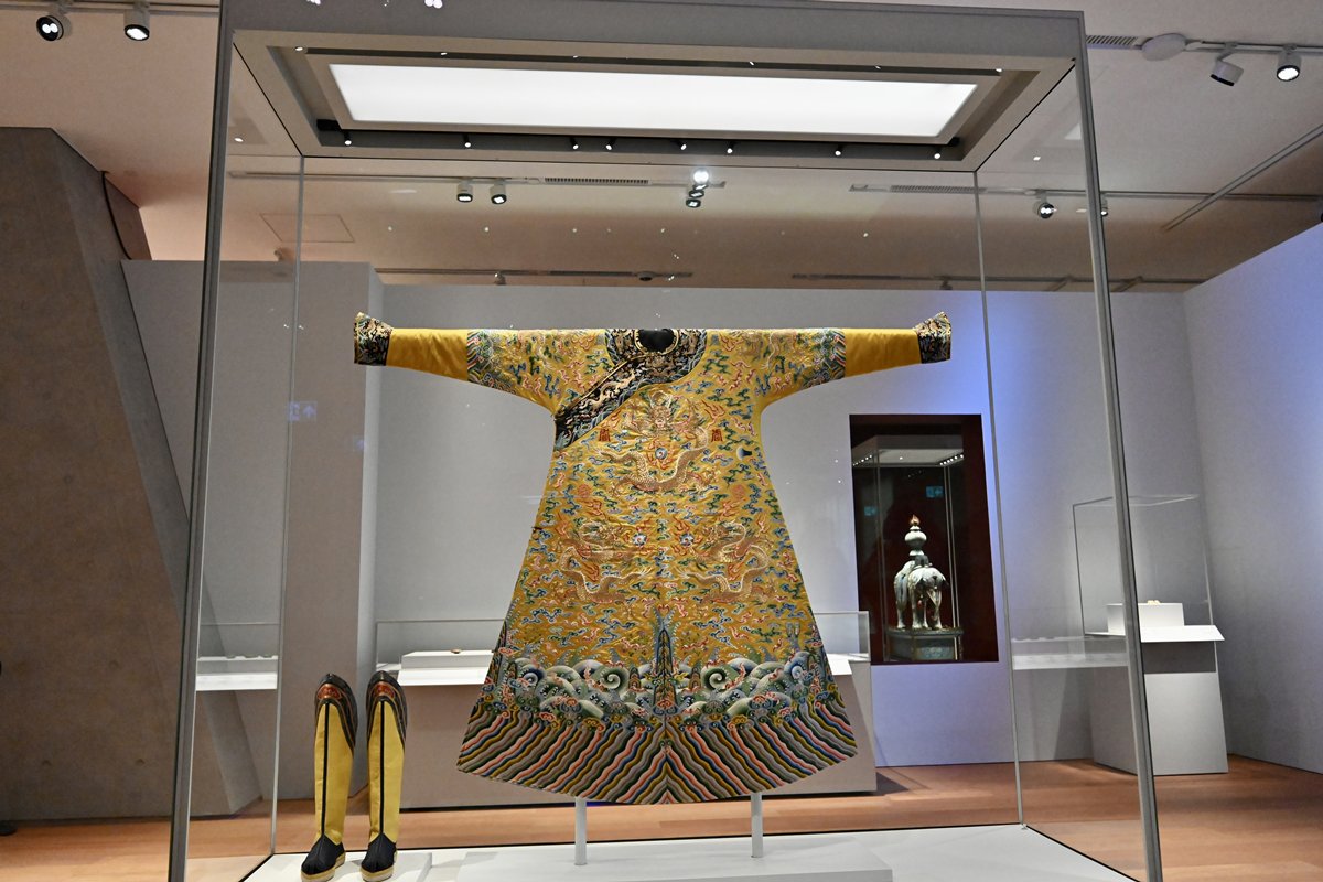 繡工精美:  香港故宮文化博物館展廳二展出清代乾隆皇帝的彩雲蝠壽字金龍紋男龍袍。