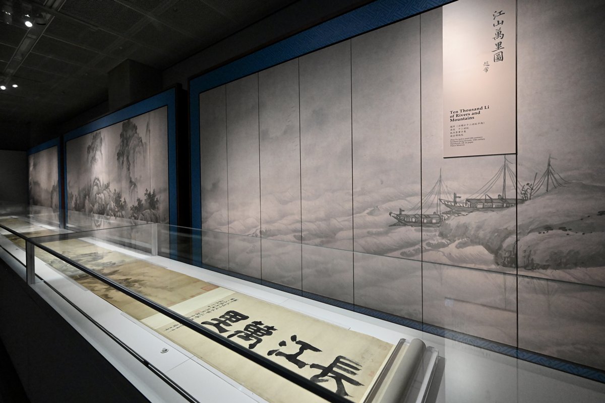 彌足珍貴:  香港故宮文化博物館展廳八設特別展覽，展示中國古代書畫，展品均為國家一級文物，還有傳世孤本，展品的展期只有一個月。