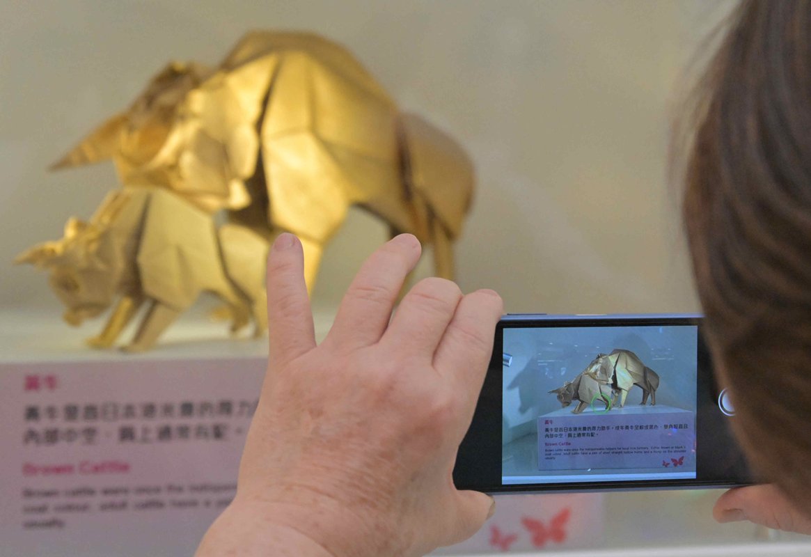 栩栩如生:  摺紙作品的手工精巧細緻，吸引市民駐足觀賞並拍照留念。