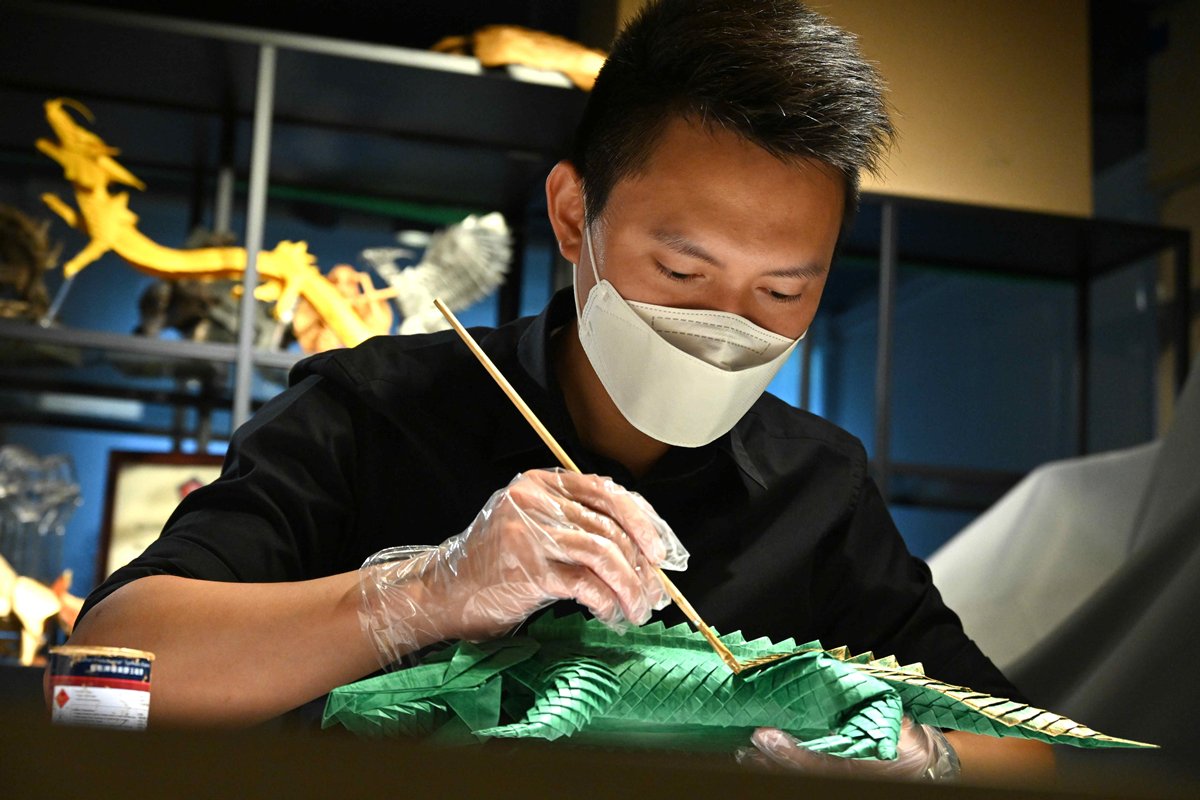 維肖維妙:  陳柏熹為作品上色，令其更立體和生動。