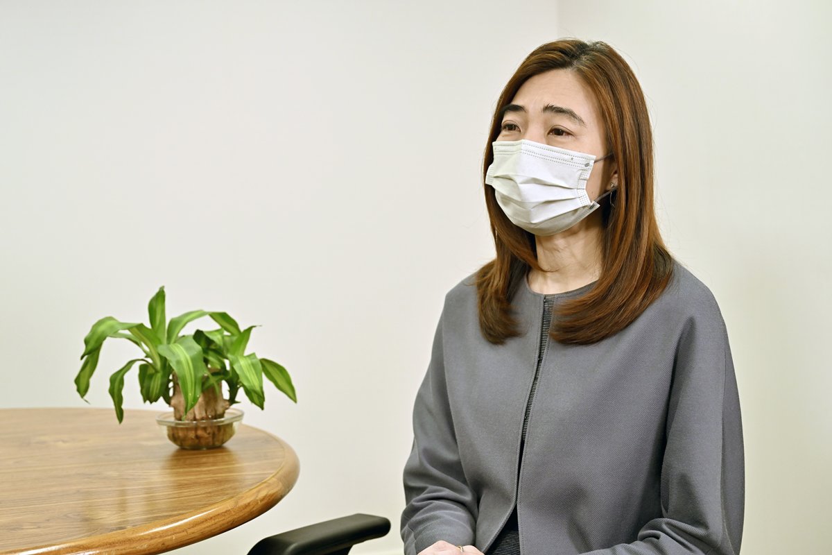 先進技術:  呂雅芬表示，資科辦利用地理圍欄技術偵測居家隔離人士隔離地點的電子信號，此技術並不需要知道佩戴電子手環者確實所在位置，有助保障私隱。